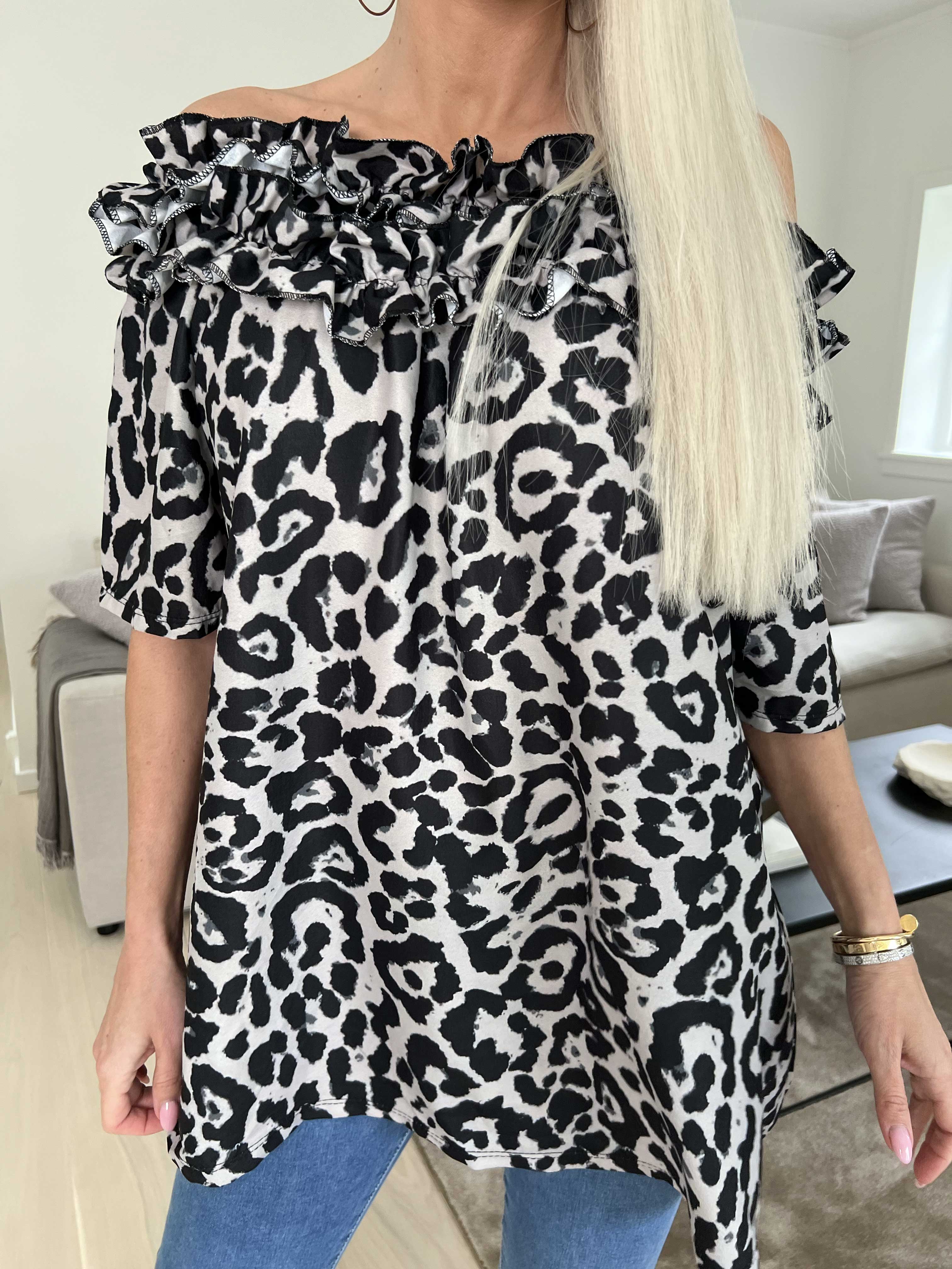 Chili Leo Sleeveless - Leopardmönstrad tunika med volanghalsringning